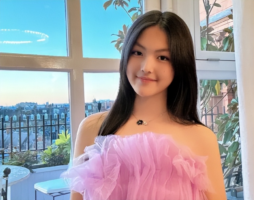 王诗龄海外泳装照_14岁嫩模泳装_王诗龄豪华游泳馆自拍