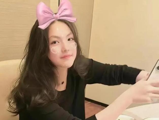 王诗龄豪华游泳馆自拍_14岁嫩模泳装_王诗龄海外泳装照