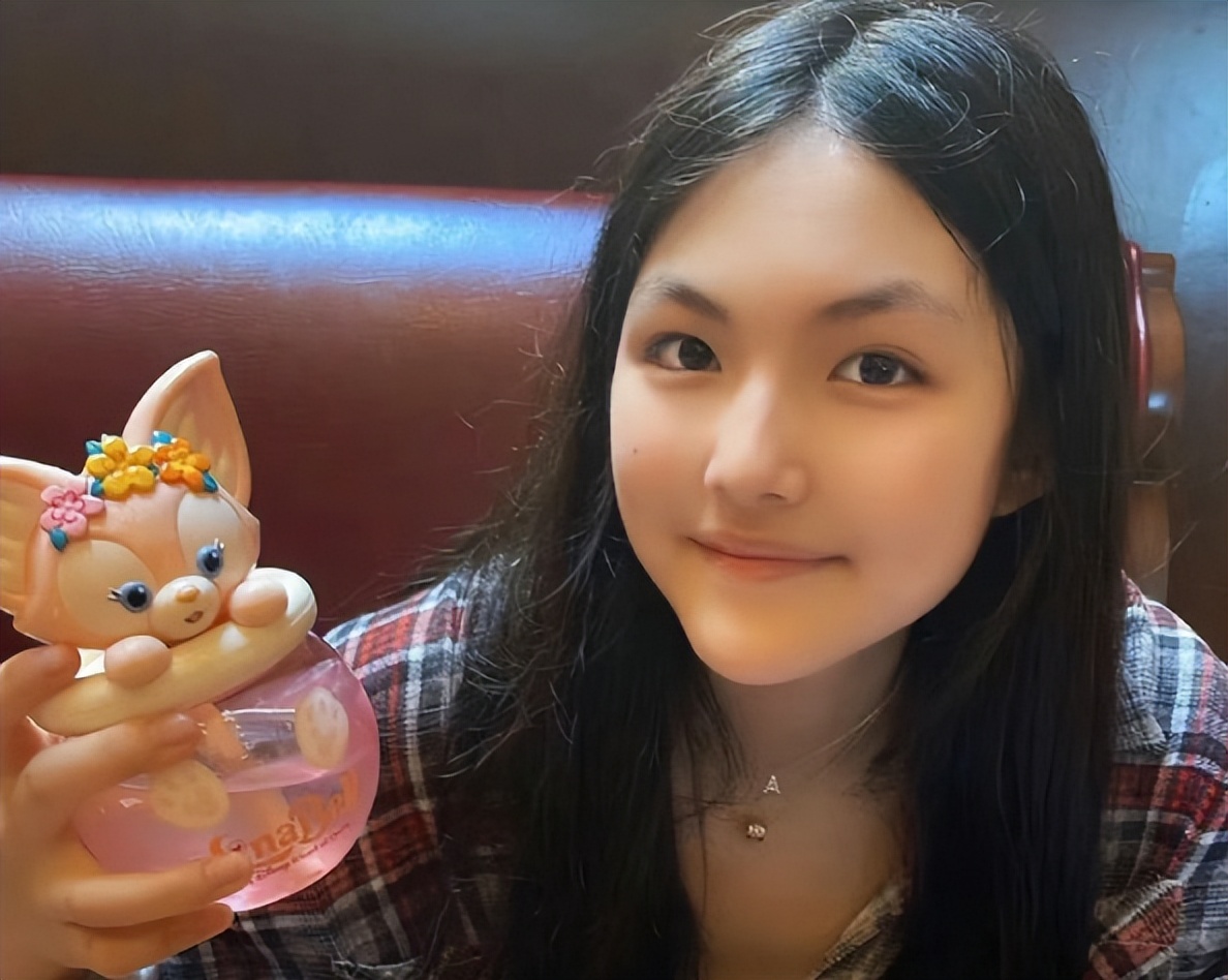 王诗龄海外泳装照_14岁嫩模泳装_王诗龄豪华游泳馆自拍