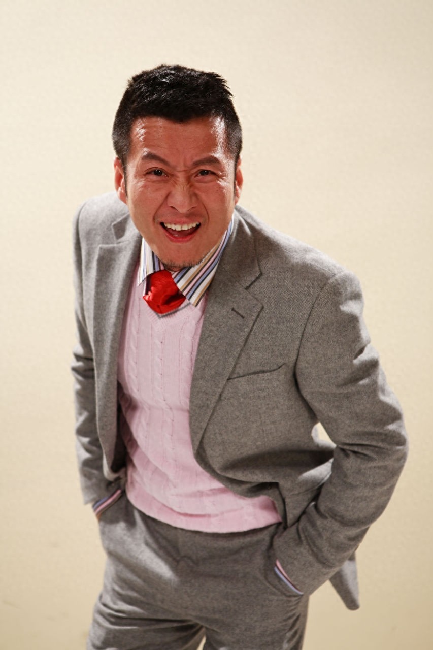 他是《倚天屠龙记》里的杨逍，生活丰富多彩