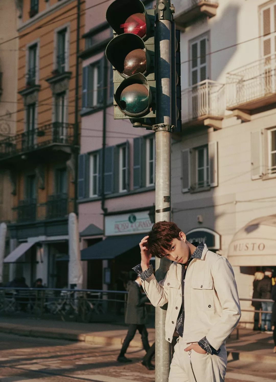 business casual 男_裙子搭配球鞋_球鞋搭配正装