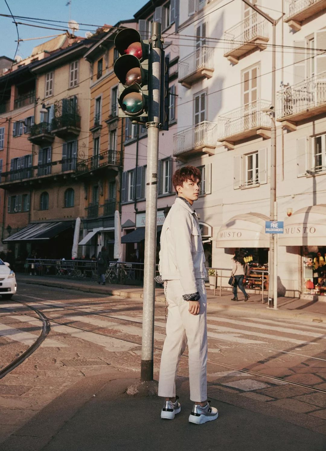 business casual 男_裙子搭配球鞋_球鞋搭配正装