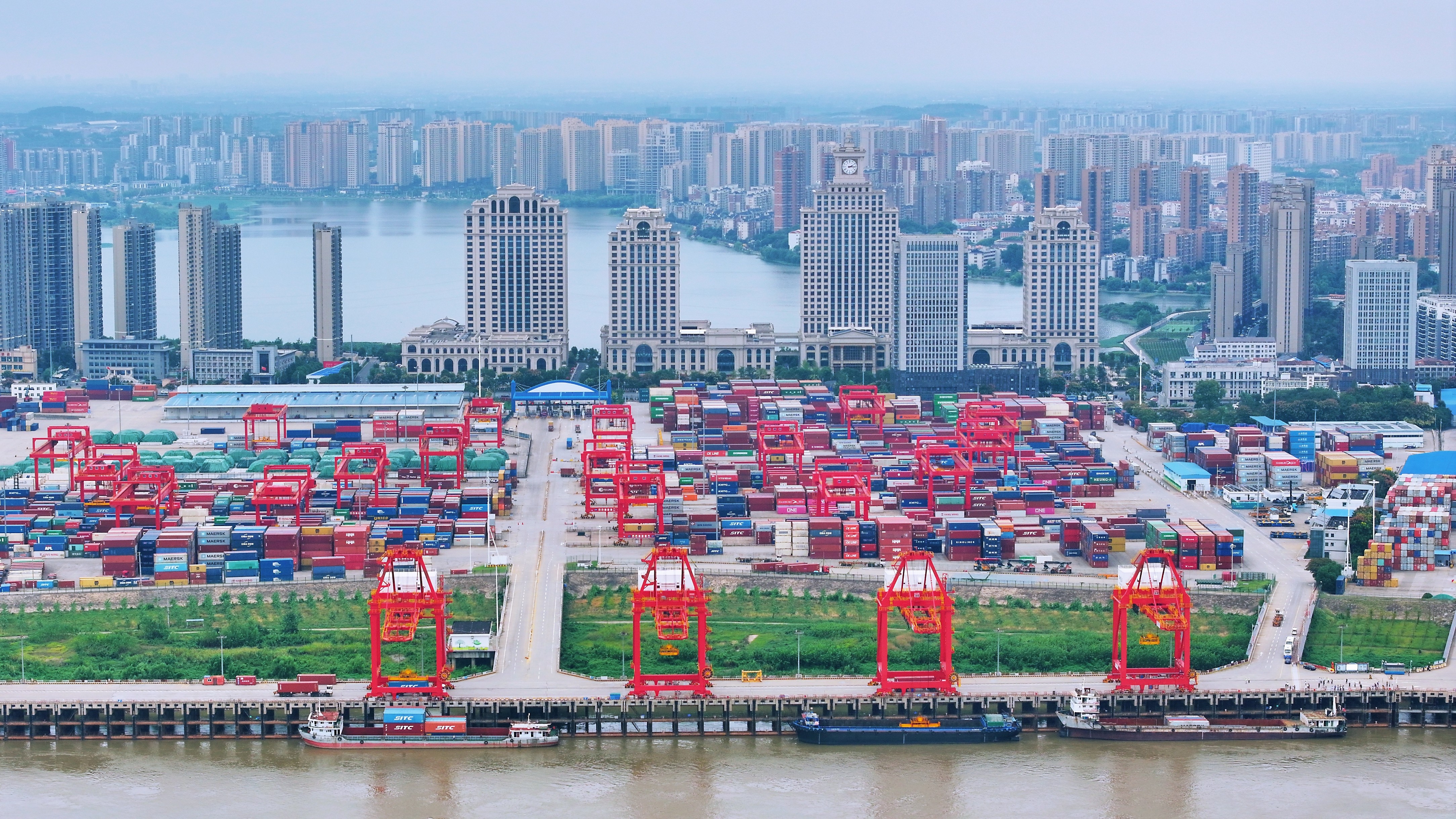阳逻港长江中上游第一大港介绍_武汉阳逻港智慧化绿色低碳发展_武汉阳逻新闻