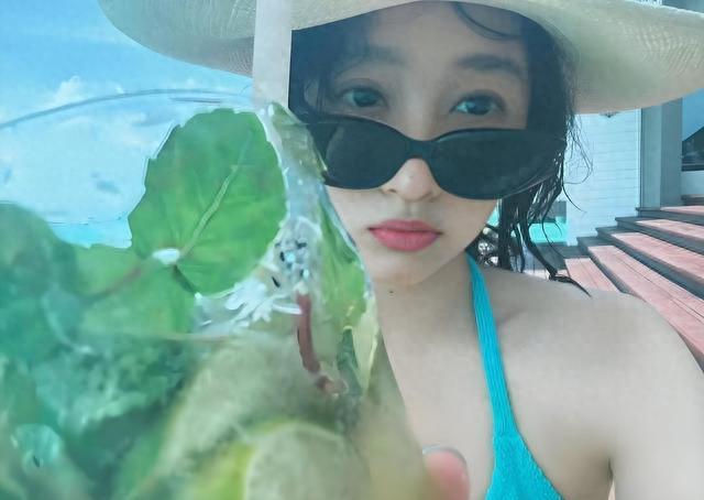 关晓彤大胆突破！泳装照惊艳，身材比例绝了，与鹿晗感情状态成谜