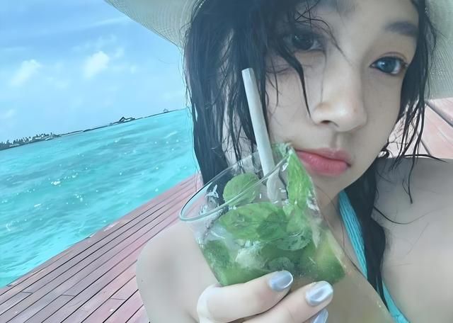 关晓彤转型分析_大胆泳装_关晓彤泳装照