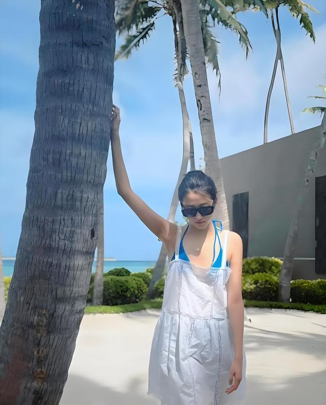 大胆泳装_关晓彤泳装照_关晓彤转型分析