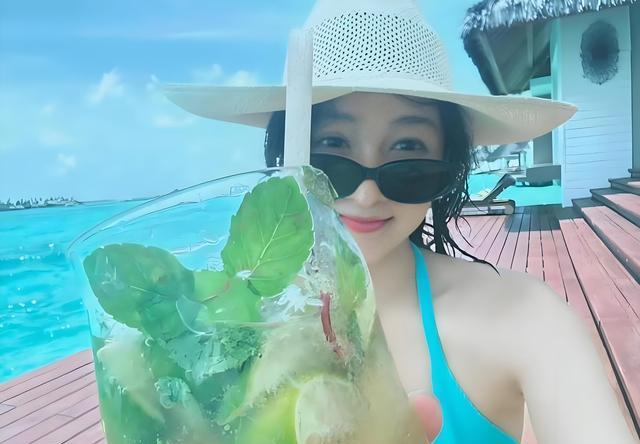 关晓彤泳装照_大胆泳装_关晓彤转型分析