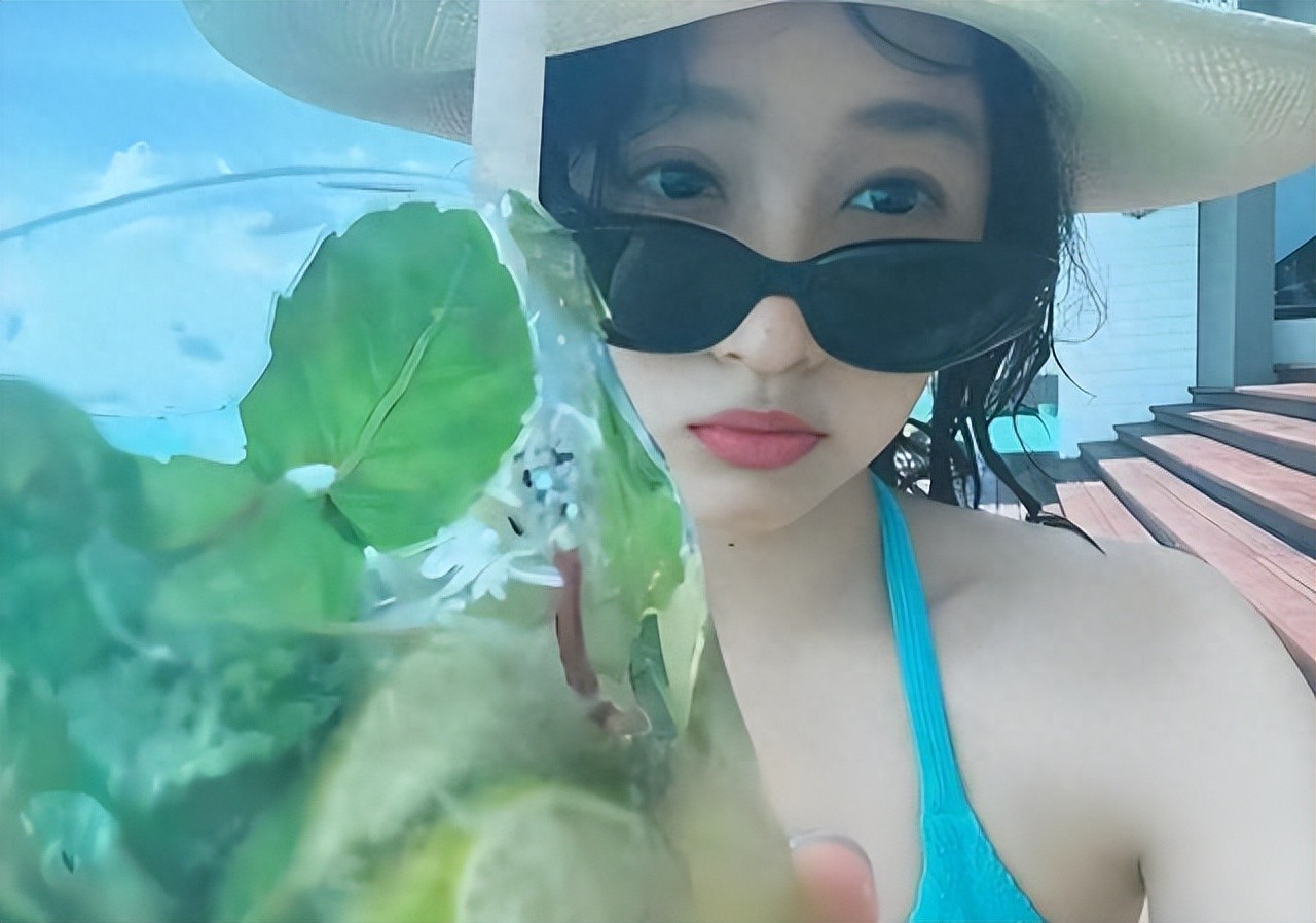 关晓彤大胆突破！泳装照惊艳，身材比例绝了，与鹿晗感情状态成谜