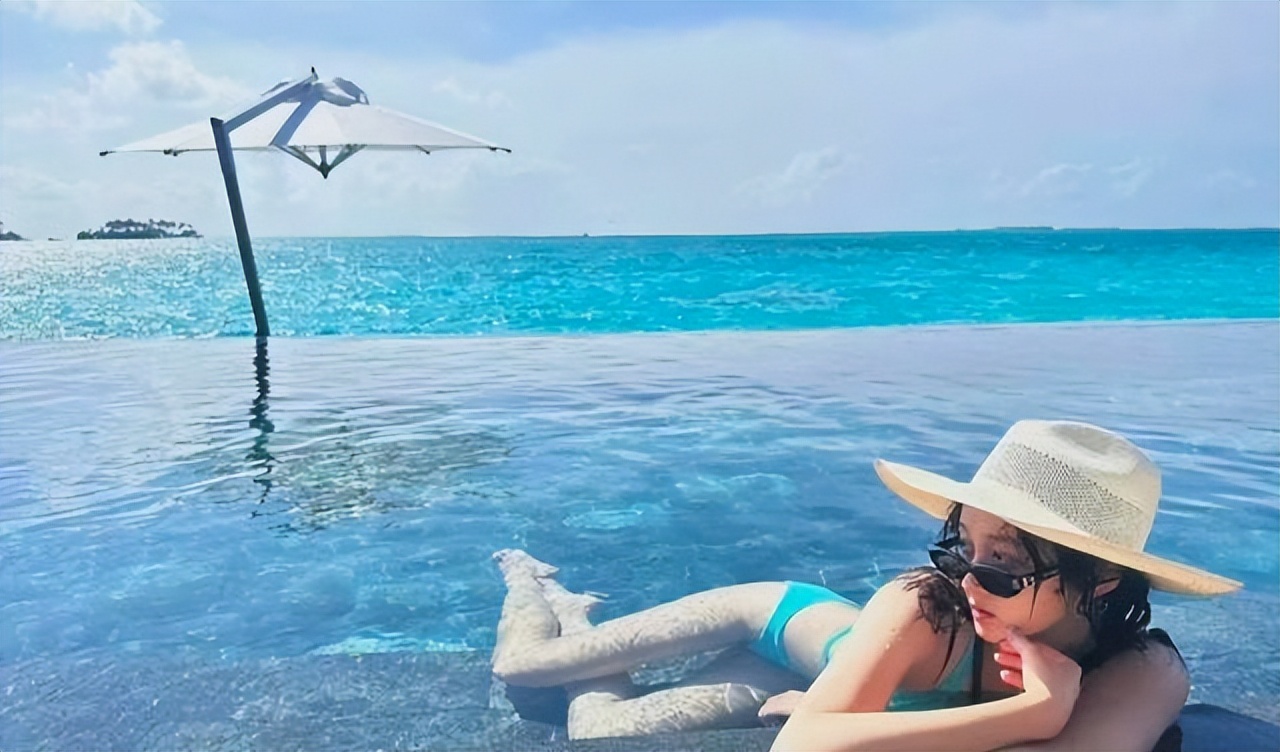 大胆泳装_关晓彤海边泳装造型_关晓彤身材突破新阶段