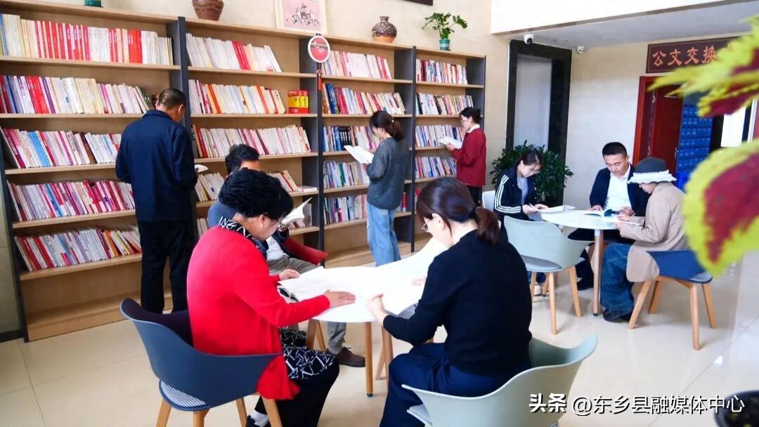 书香满机关！东乡县机关书屋成党员干部“精神港湾”与“续航站”