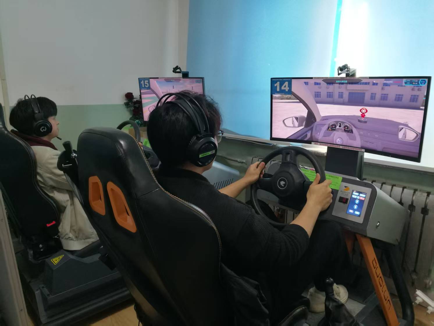 AI机器人教练学车_智能驾校系统_学开车视频