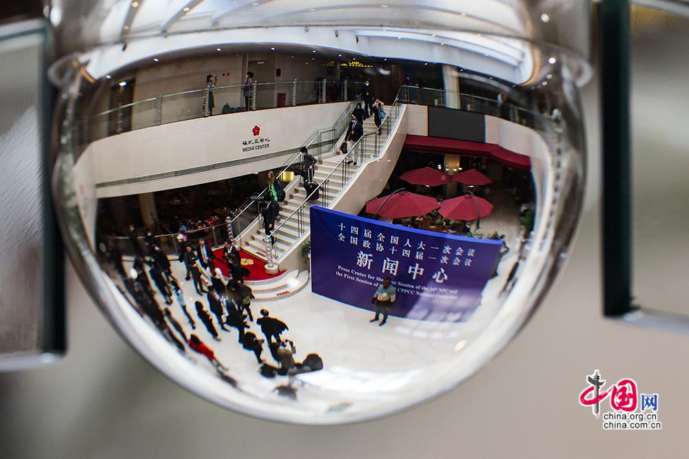 十四届全国人大一次会议选举产生新一届国家领导人_全国政协十四届一次会议_两会 成视新闻