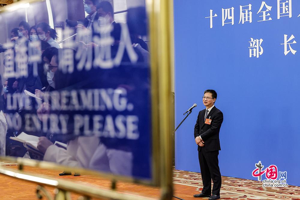 两会 成视新闻_全国政协十四届一次会议_十四届全国人大一次会议选举产生新一届国家领导人