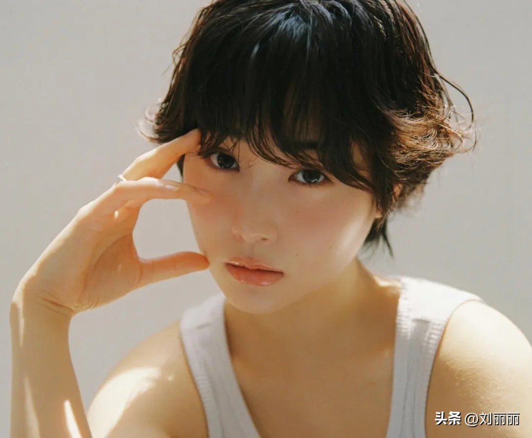 流行短发_超短齐耳短发_纹理烫短发