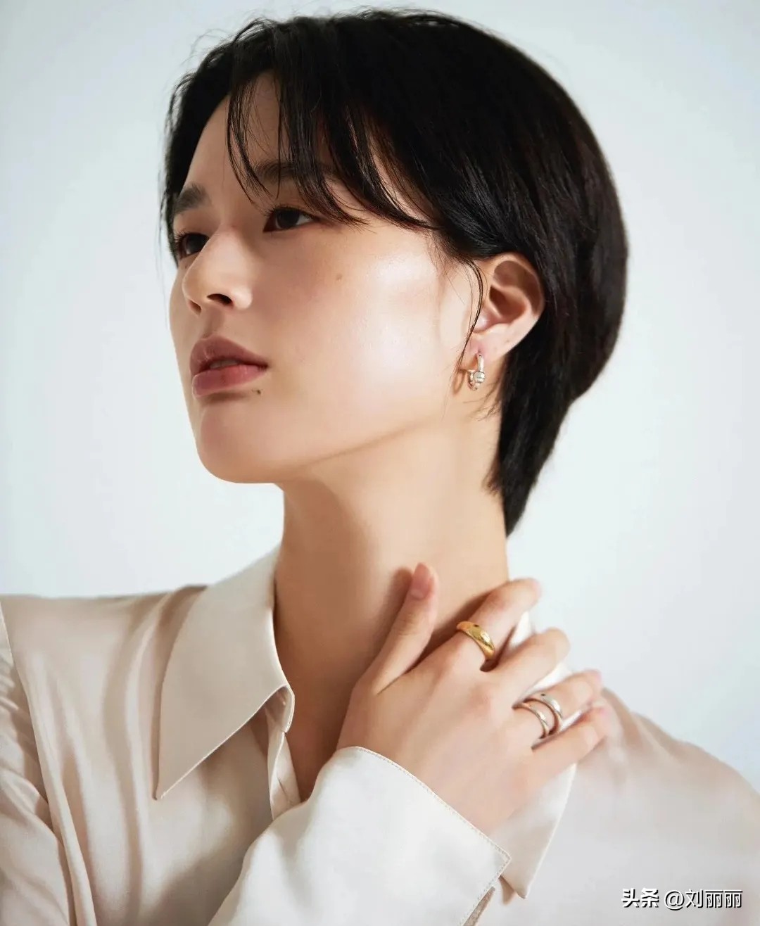 流行短发_纹理烫短发_超短齐耳短发