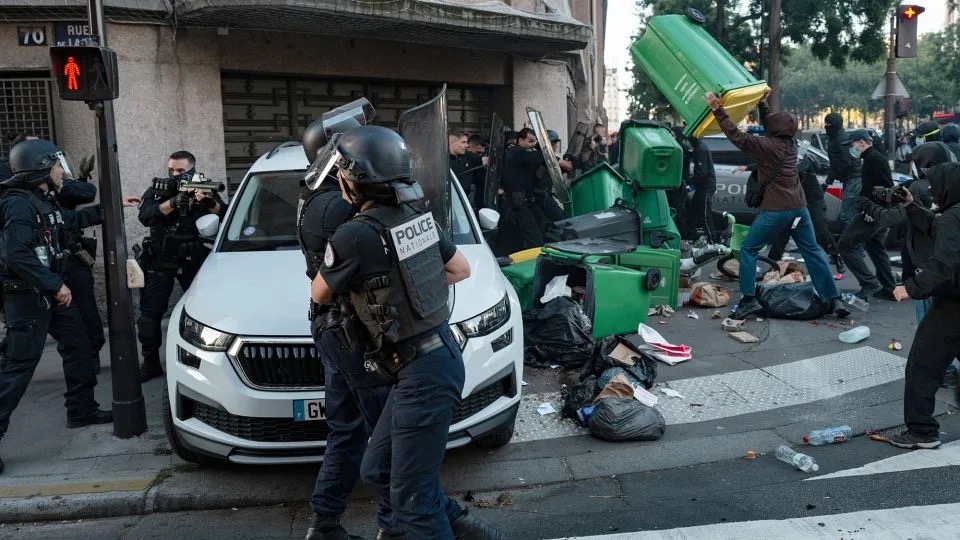 法国教育部新闻_法国新总理宣誓就职_法国抗议活动