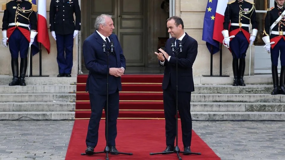 法国抗议活动_法国新总理宣誓就职_法国教育部新闻