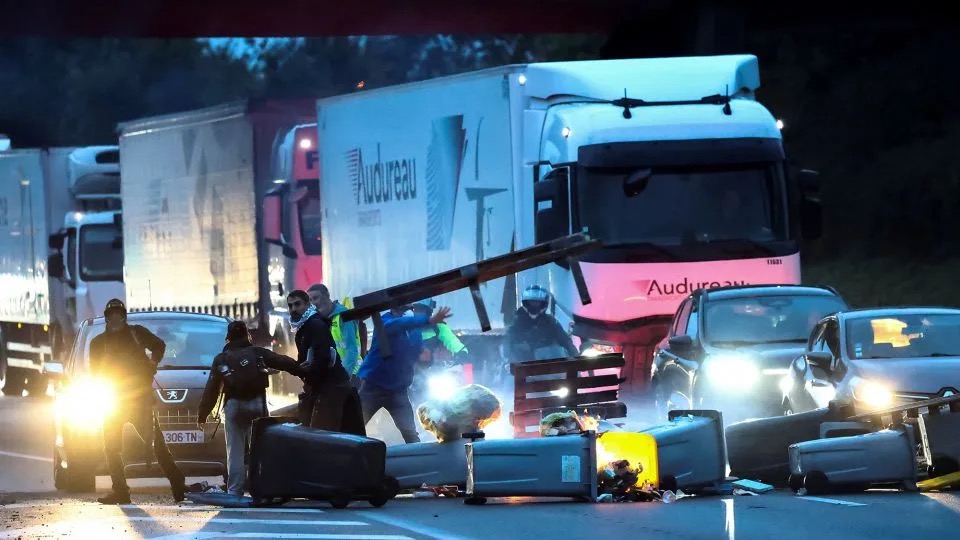 法国新总理宣誓就职_法国抗议活动_法国教育部新闻