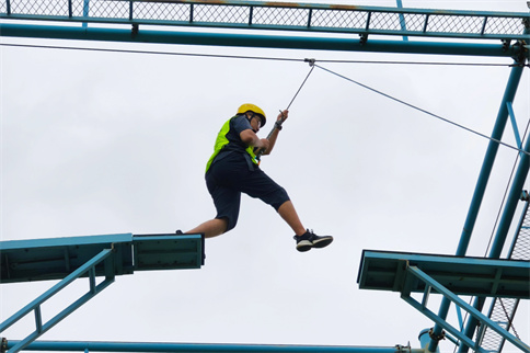 郑州拓展训练_滨州医学院附属医院新职工素质拓展训练_青年员工团队合作活动