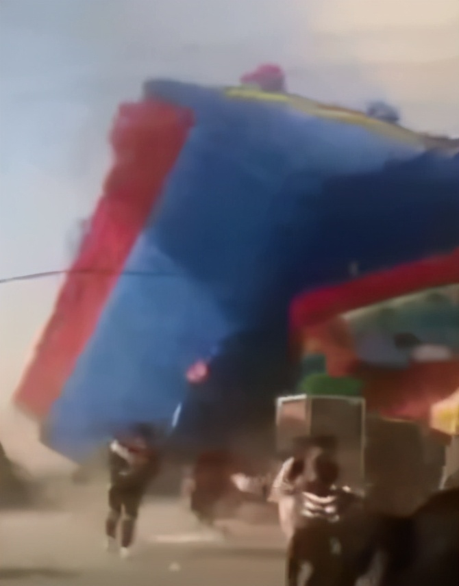 儿童充气蹦蹦床厂家_龙卷风刮飞充气蹦蹦床致儿童不幸身亡_充气蹦蹦床安全规范