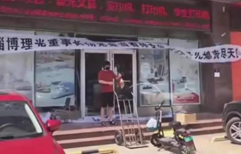 龙卷风刮飞充气蹦蹦床致儿童不幸身亡_充气蹦蹦床安全规范_儿童充气蹦蹦床厂家