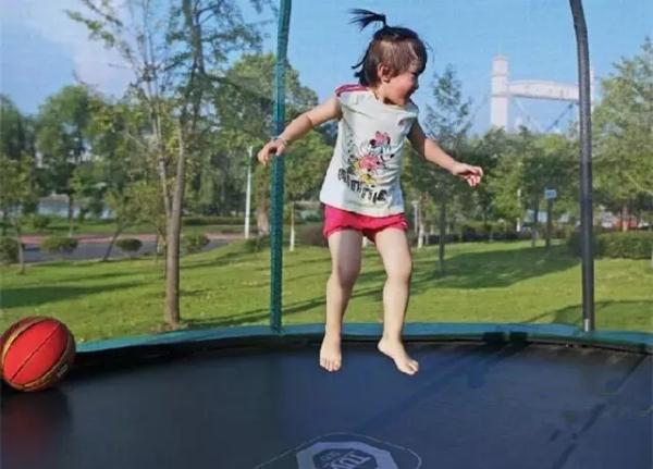 福建泉州女童蹦床事故 医生提醒 幼童 不宜玩 蹦床 高位截瘫_8岁女童玩蹦床坠落 昏迷 重症病房 呼吸机 维持生命体征_儿童充气蹦蹦床厂家