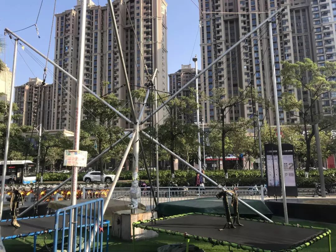 8岁女童玩蹦床坠落 昏迷 重症病房 呼吸机 维持生命体征_福建泉州女童蹦床事故 医生提醒 幼童不宜玩剧烈游戏 安全隐患_儿童充气蹦蹦床厂家