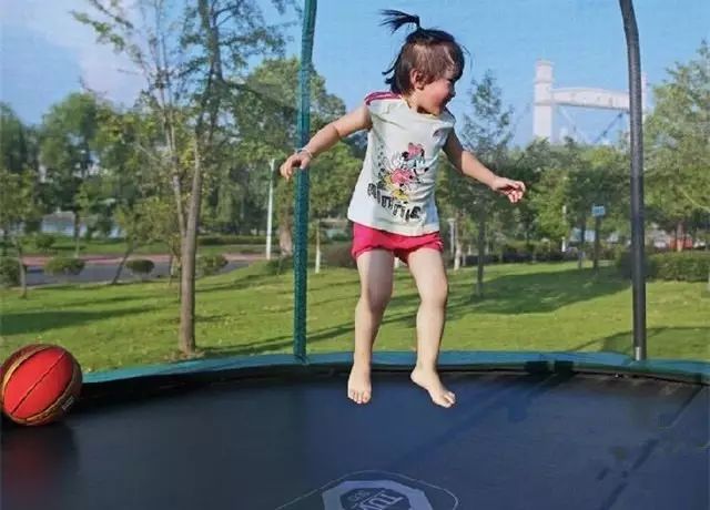 儿童充气蹦蹦床厂家_福建泉州女童蹦床事故 医生提醒 幼童不宜玩剧烈游戏 安全隐患_8岁女童玩蹦床坠落 昏迷 重症病房 呼吸机 维持生命体征