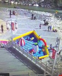 大风掀起充气蹦床 8岁男童摔昏迷