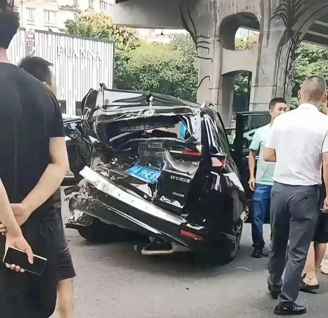 成都车祸新闻_车厂良心被狗吃_成都街头小破车豆腐事件