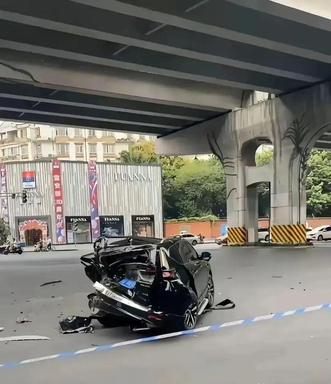 车厂良心被狗吃_成都车祸新闻_成都街头小破车豆腐事件