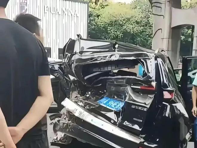 车厂良心被狗吃_成都车祸新闻_成都街头小破车豆腐事件