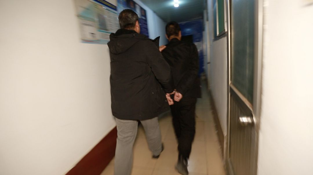 开豪车碰瓷_北京房山警方打击碰瓷敲诈酒驾团伙_盗窃车牌伪装碰瓷案件