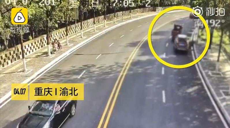 碰瓷新套路：开豪车，却故意怼三轮