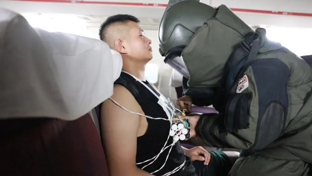 随行记者走海疆_武警厦门支队反劫机中队_武警电视新闻稿范文