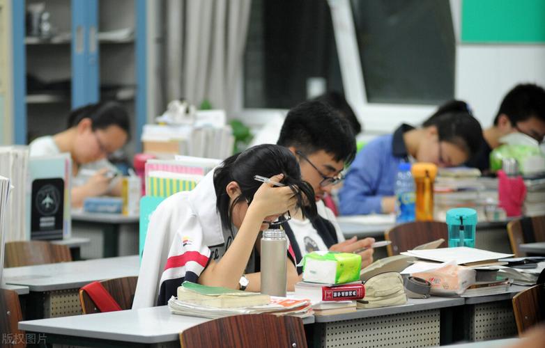 高中生拿刀伤班主任_高中学生心理压力疏导_高三学生杀老师的新闻