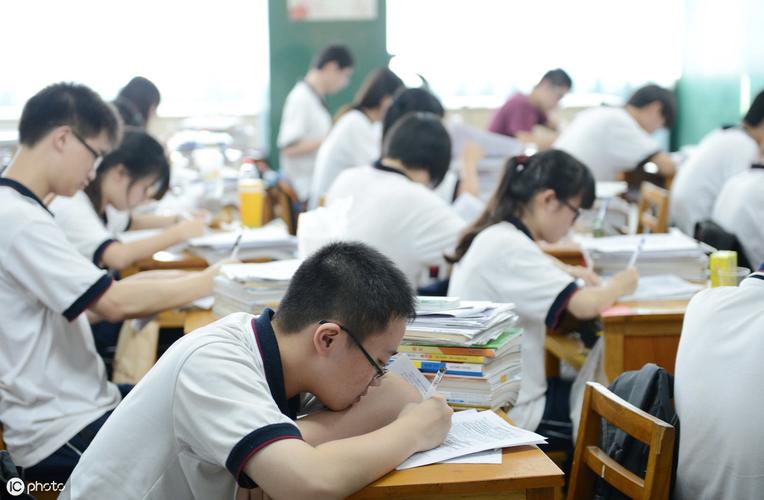 高中生拿刀伤班主任_高中学生心理压力疏导_高三学生杀老师的新闻