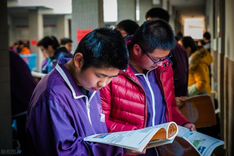 高中生拿刀伤班主任_高中学生心理压力疏导_高三学生杀老师的新闻