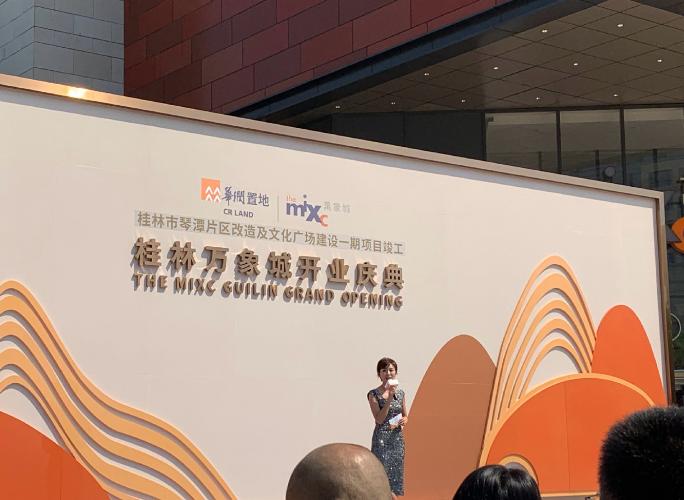 42岁欧阳夏丹近照曝光，穿着干练现身开业典礼，气场全开掌控全场