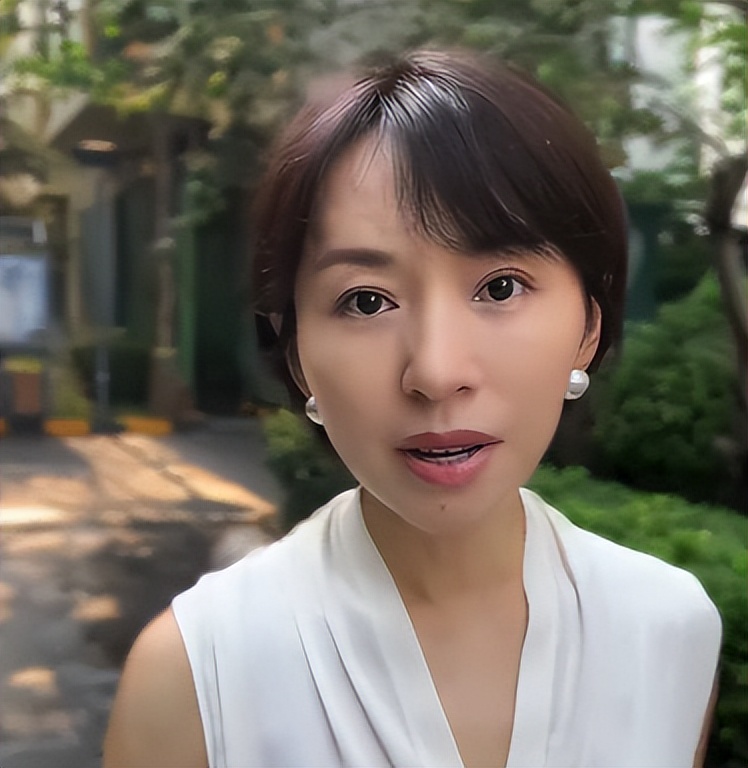 欧阳夏丹对比照_欧阳夏丹 48岁离开央视 终生不婚不育