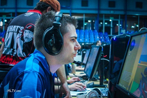 Missqgemini女主播开挂直播事件_CSGO作弊被封禁事件_csgo笑脸哥steam