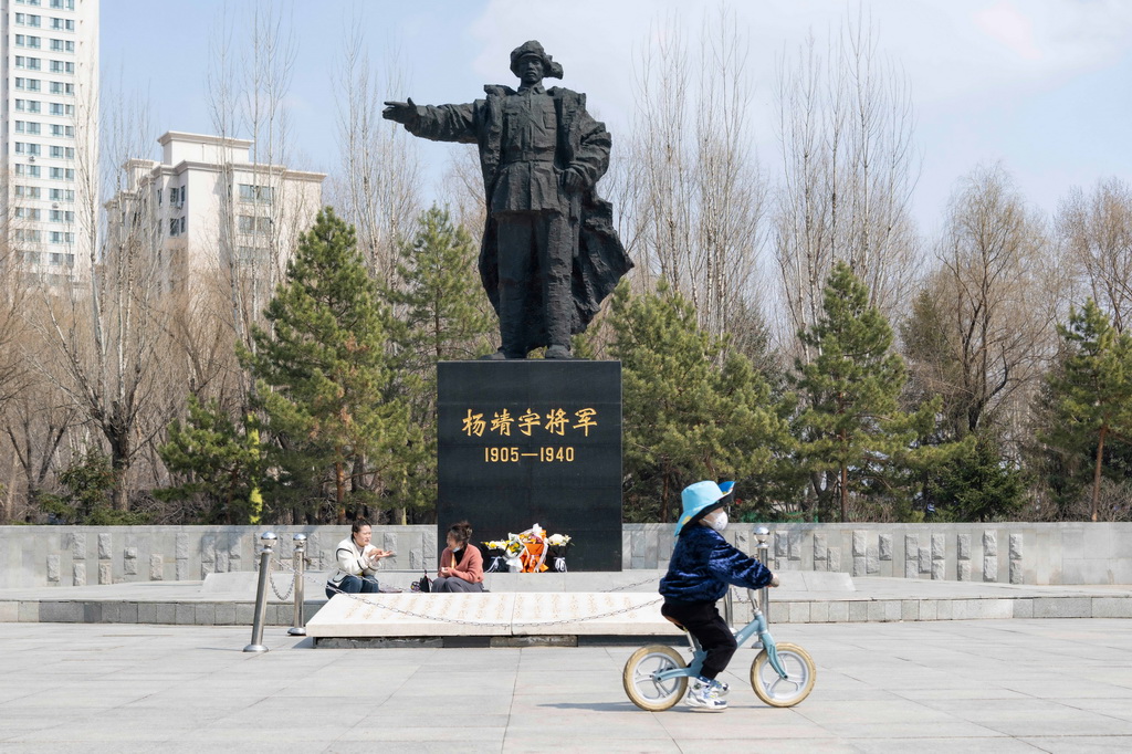 这是2025年4月8日拍摄的哈尔滨市道外区靖宇街东端的靖宇公园。新华社记者 谢剑飞 摄