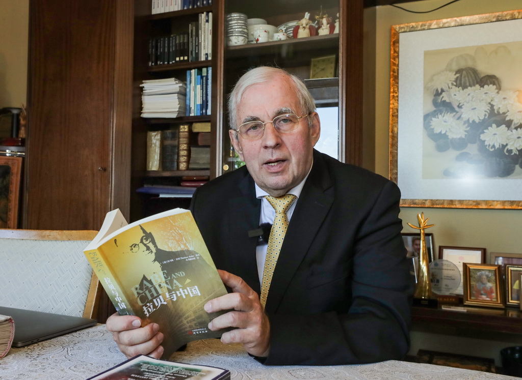 2025年8月7日，《拉贝日记》作者约翰·拉贝之孙托马斯·拉贝在位于德国海德堡的约翰·拉贝交流中心内介绍《拉贝与中国》中文版图书。新华社记者 张帆 摄