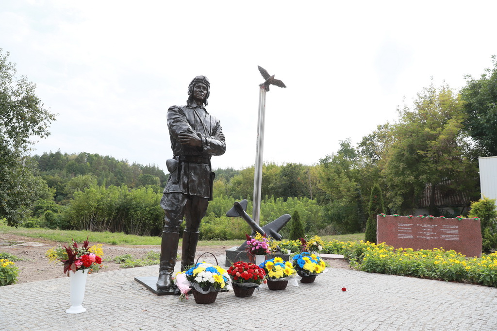 这是2025年9月1日在乌克兰切尔卡瑟州切列平村拍摄的库里申科纪念雕像。新华社记者 李东旭 摄