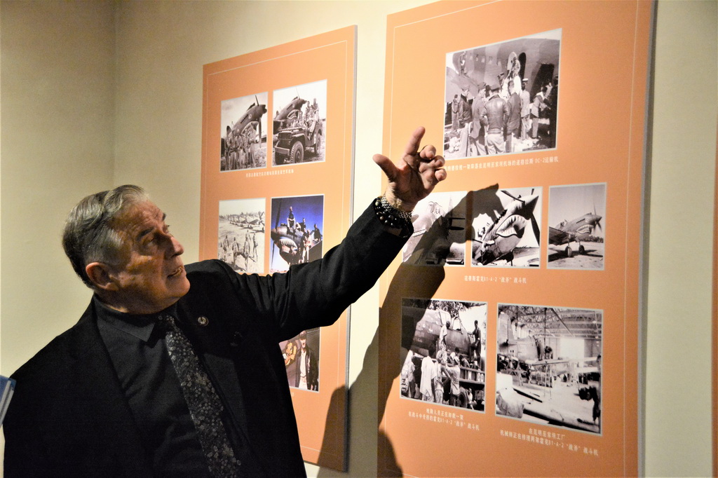 2025年6月24日，美中航空遗产基金会主席杰弗里·格林在位于福州市的福建博物院参观“铭记英雄——飞虎队主题历史图片展”。新华社记者 李昊泽 摄