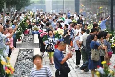 7月28日，市民在地震纪念墙前祭奠遇难的亲人。新华社记者 牟宇 摄