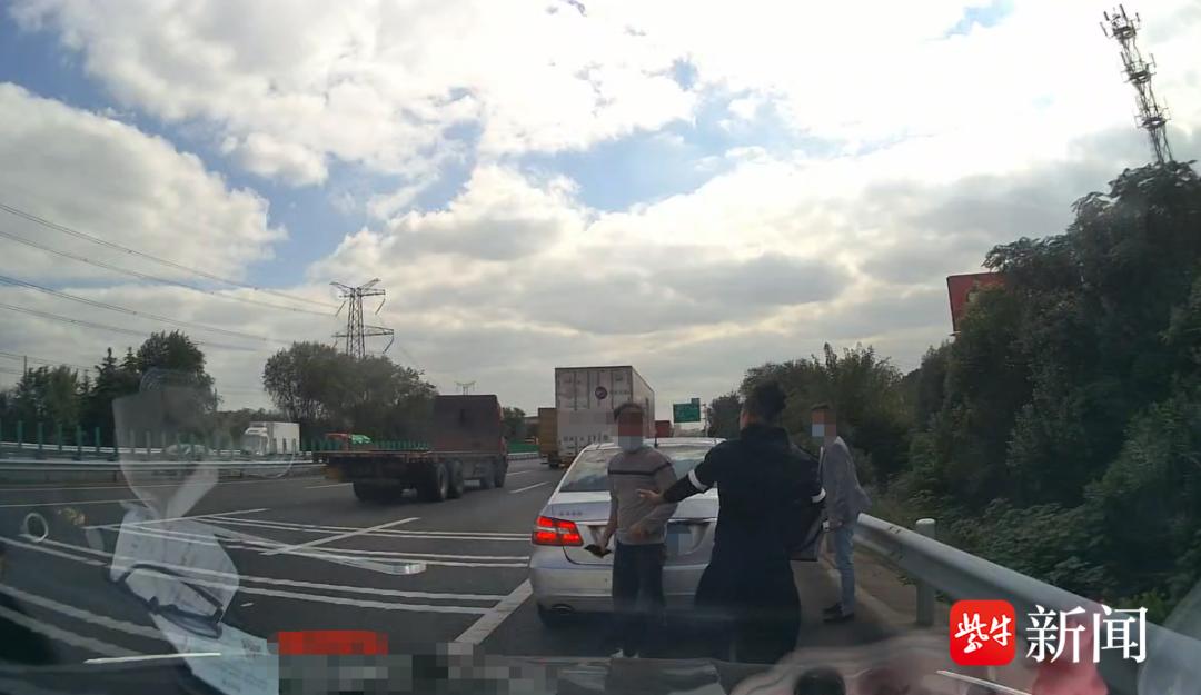 高速路上为何遭遇离奇“剐蹭”    作案30多起，这一“碰瓷”团伙被一网打尽