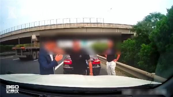 靠一把弹弓屡屡得手！奔驰高速碰瓷 敲诈十余万元