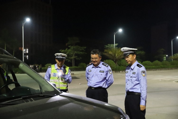 深汕合作区小车与摩托相撞一人亡，老公肇事逃逸，老婆顶包被识破