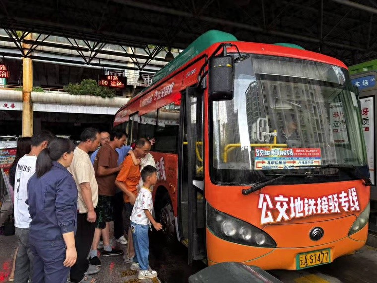 昆明公交地铁高峰接驳专线服务市民近5万人次
